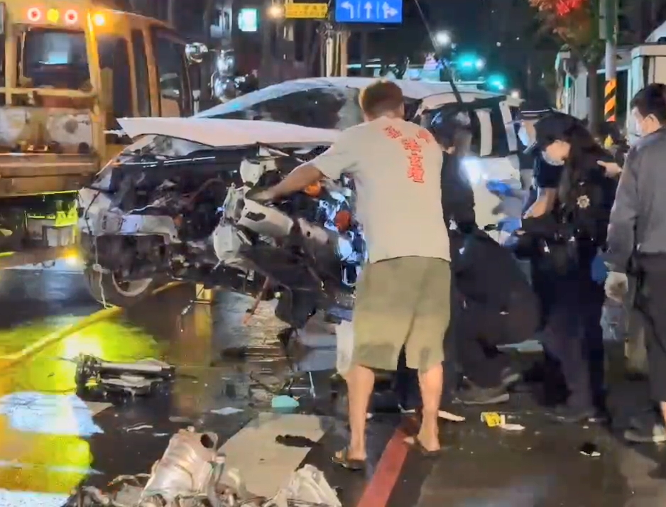 警匪追逐抓毒犯「自撞」　2無辜路人遭波及無生命跡象's story cover image