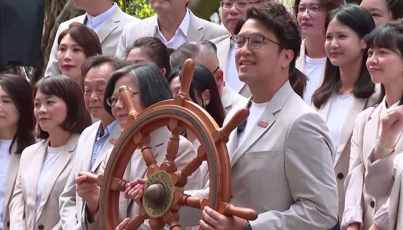 沈伯洋披團服登記參選　蔡英文送船舵喊「掌穩」：帶台北走正確方向's story cover image