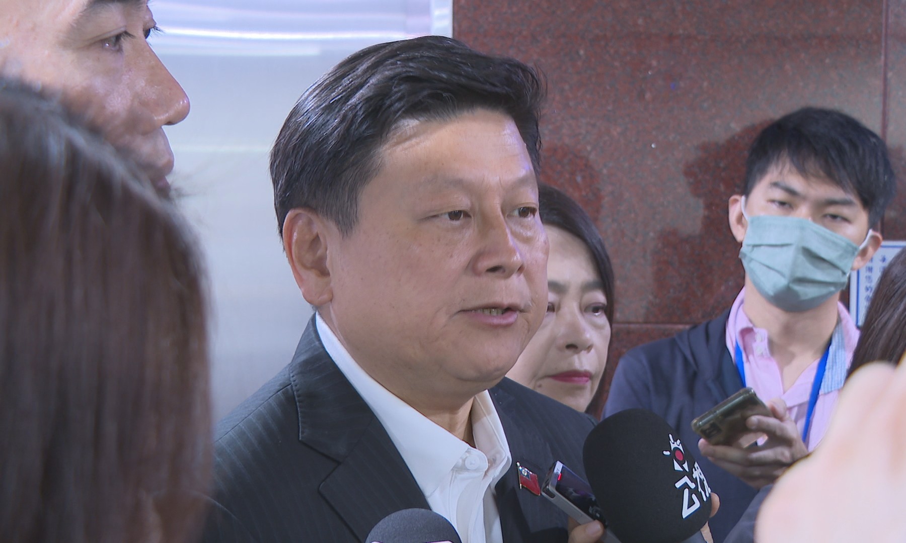 傅崐萁駁軍購交換說　酸綠營見縫插針「發價書拿來一兆也支持」's story cover image