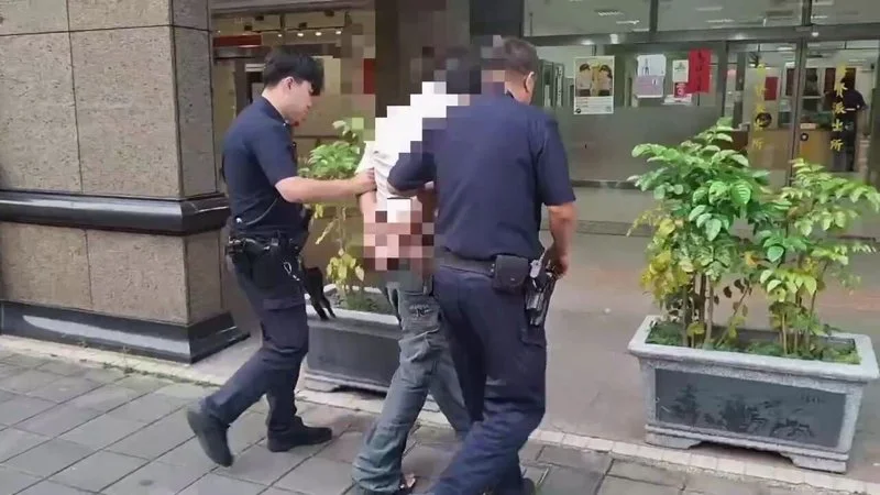 蘆洲跟騷惡狼！嬤捨身救孫遭毆「肝臟破裂」　里長見義勇為也重傷's story cover image
