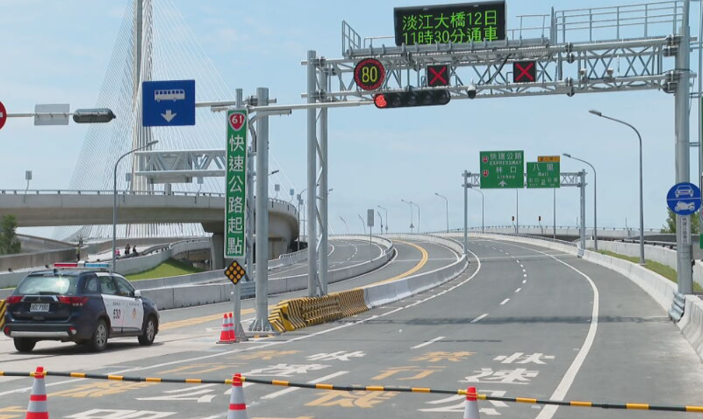 淡江大橋未通車先硬闖　男騎士拒攔停吞4罰單最高恐罰逾6萬's story cover image