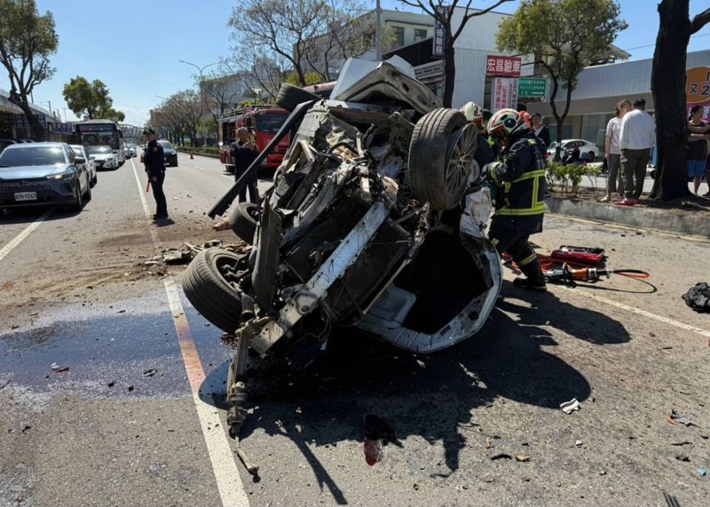 小年夜不平靜！台中男疑疲勞駕駛自撞路樹「波及5車」　賓士翻車慘成廢鐵驚悚畫面曝's story cover image