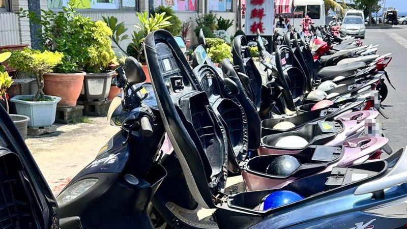 小琉球整排機車為什麼「集體掀蓋」？背後原因曝光　網揭：不做真的會唉唉叫's story cover image