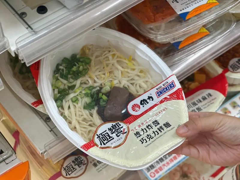 網友敲碗成真！7-11推炸醬巧克力拌麵　老饕曝「加鮮奶」神升級's story cover image