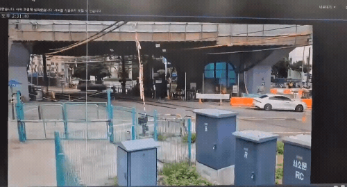 恐怖畫面曝光！首爾高架橋拆除坍塌事故已奪3命　5旬男遭車壓重傷不治