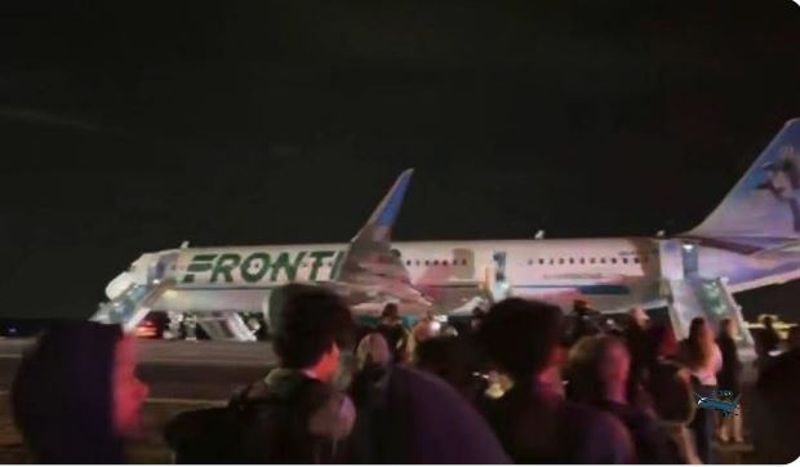 驚悚！客機起飛「撞上行人」遭捲進引擎　火光沖天...231人緊急滑梯逃命's story cover image