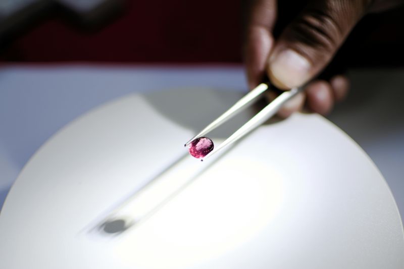 緬甸出土1.1萬克拉巨大紅寶石　背後藏血腥哀愁「恐被當提款機」's OG Image