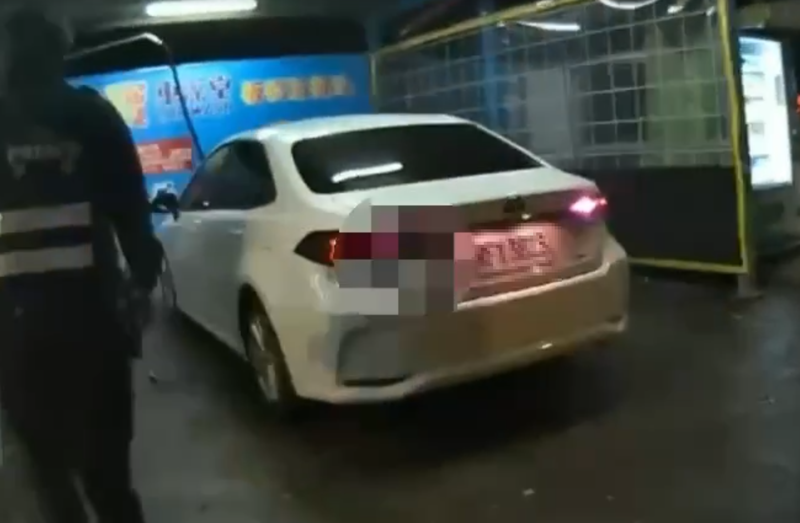 洗車格內不洗車有詭！2男吸毒神情茫然　遭警搜出「喪屍煙彈」's story cover image