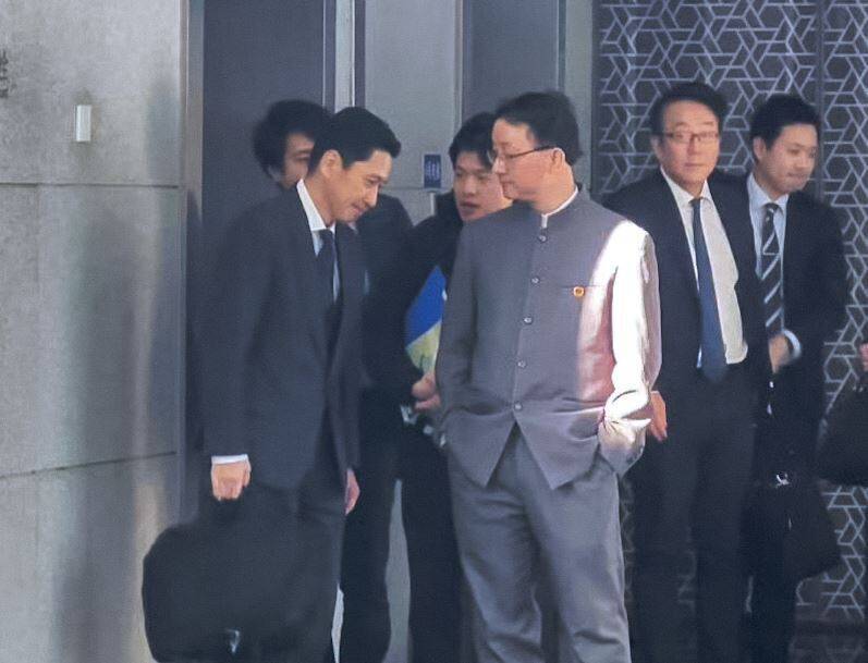 中國戰狼司長「插口袋訓話」後　日媒：轉身悄赴日企據點送擁抱's story cover image