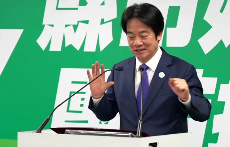 賴清德致詞前突被電到！　「手瞬間縮回」第一時間反應曝光