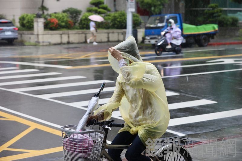 快訊／強降雨襲台！屏高拉響大豪雨警報　嘉義山區5鄉下午2點起停班課