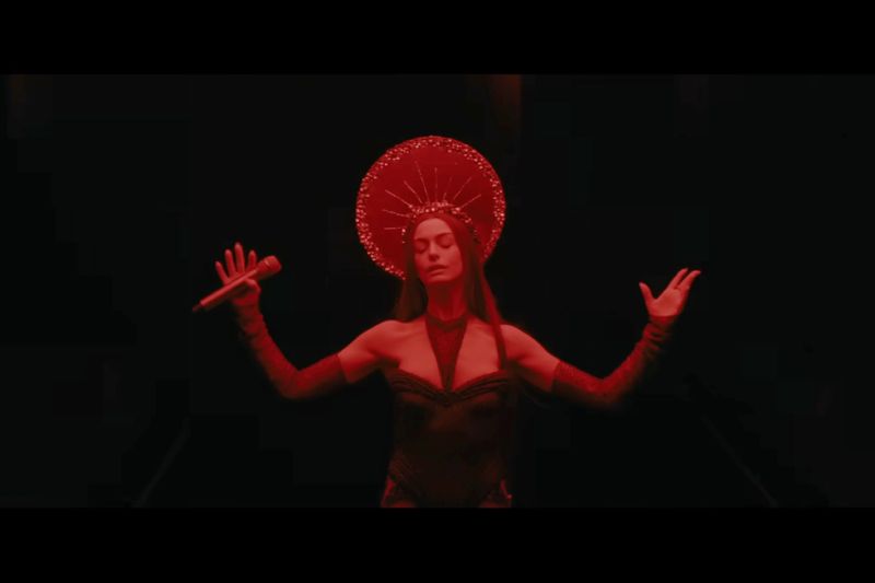 安海瑟薇漂金髮化身「聖母」　他融合瑪丹娜等天后打造《魅影巨星》