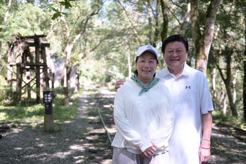 傅崐萁七夕放閃翻車！曬徐榛蔚恩愛照甜喊「牽手」　網看傻：這麼愛當初幹嘛離婚？'s story cover image