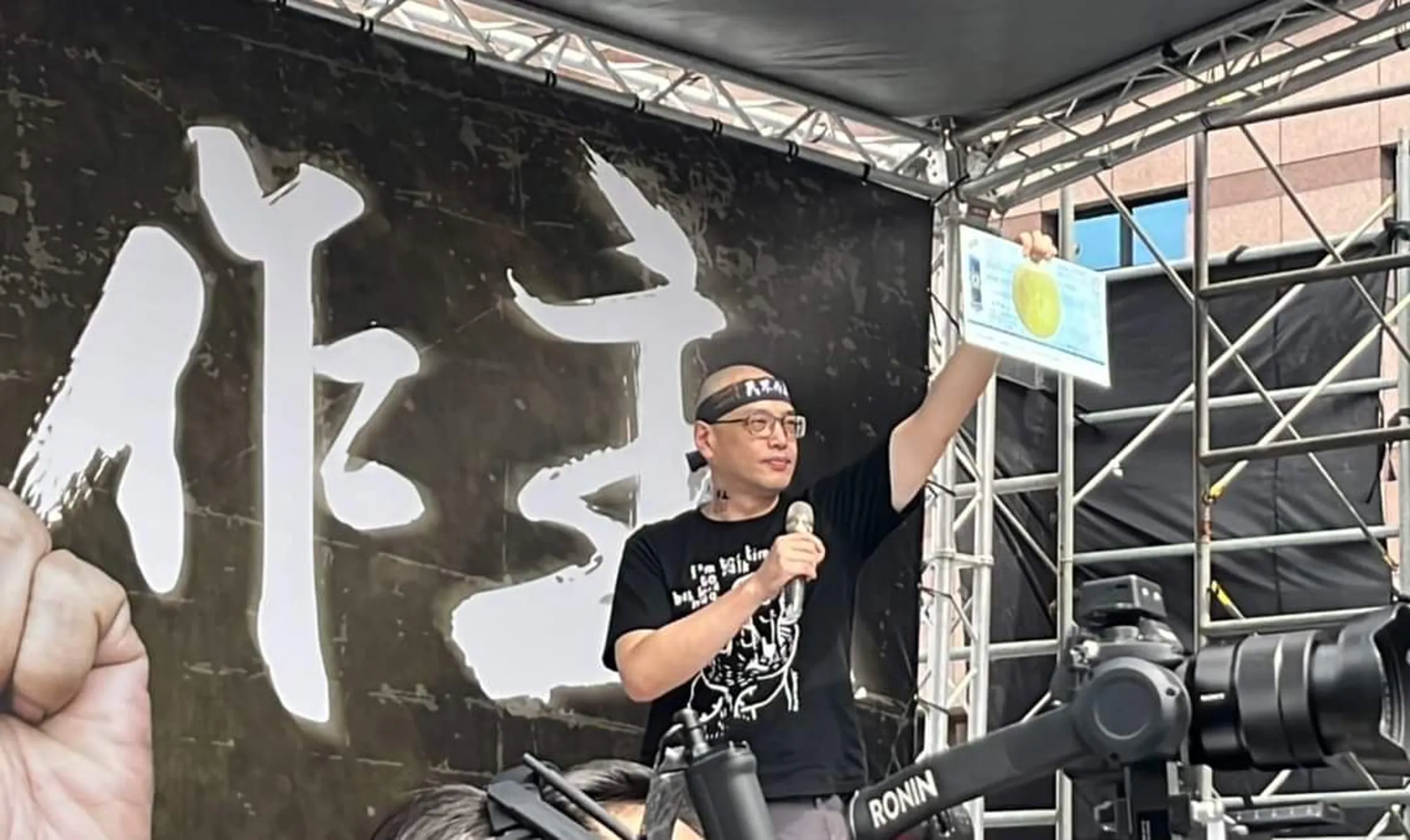 毛嘉慶涉性騷又爆「家暴、冒名募款」　四叉貓連發6文猛挖黑歷史's story cover image