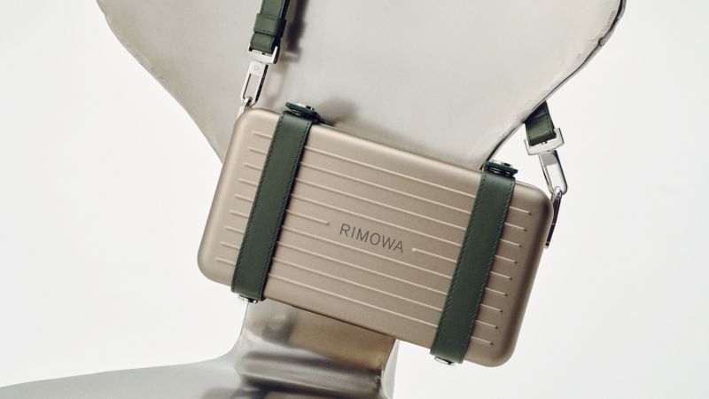 RIMOWA把行李箱變成日常包　這款鈦金斜揹袋太犯規's story cover image