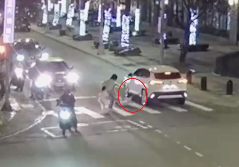 有片／驚悚畫面曝！三峽休旅車左轉未禮讓行人　5歲女童過馬路遭撞翻滾's story cover image