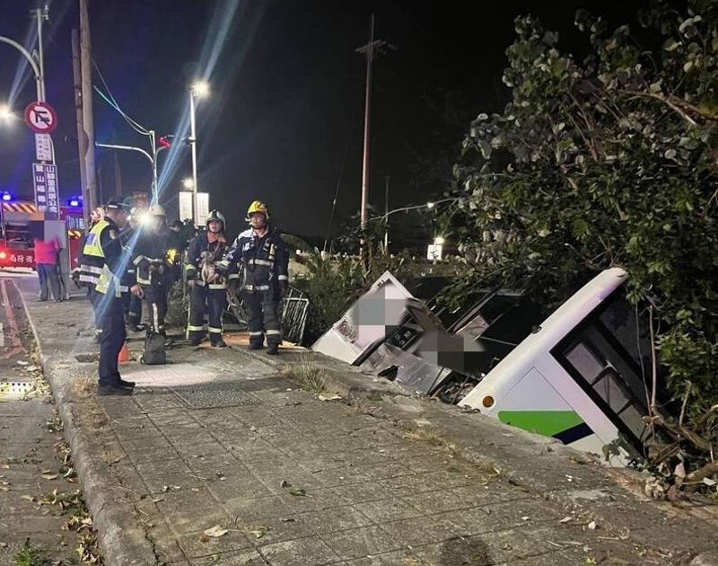 公車翻落邊坡「樹枝穿車」！台中深夜驚魂　司機、乘客2人奇蹟生還's OG Image