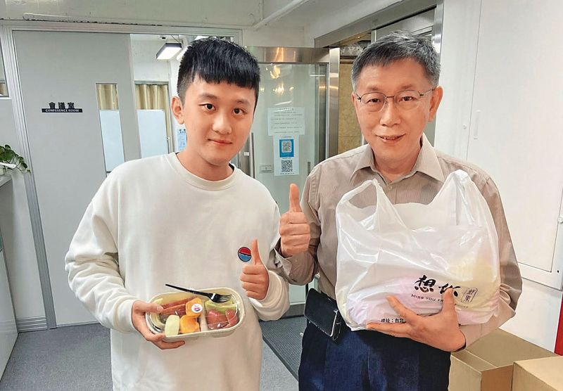 新聞傳真／水果弟變身柯文哲帶刀侍衛　民眾黨中評委爆騙砲勾人妻's story cover image
