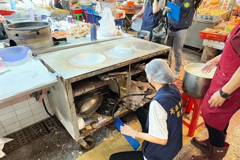 高雄春捲疑似食物中毒案通報數增至67人　業者一度拒停業：查錯了誰要賠？'s story cover image