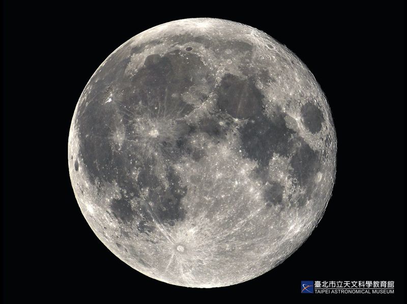 中秋月亮其實不圓！真正「滿月」落在隔日　天文館揭曉原因