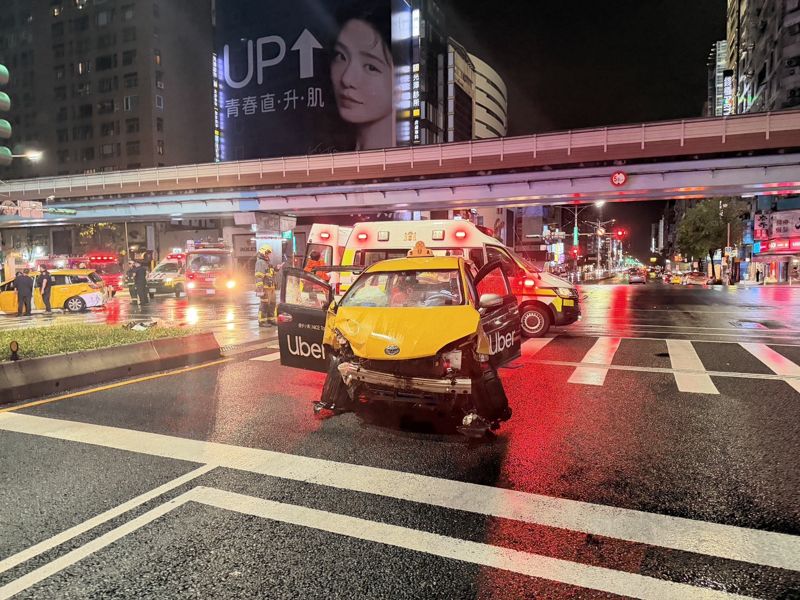 疑闖紅燈釀4傷！台北東區2小黃碰撞變形　「備胎噴飛」波及多元計程車's OG Image