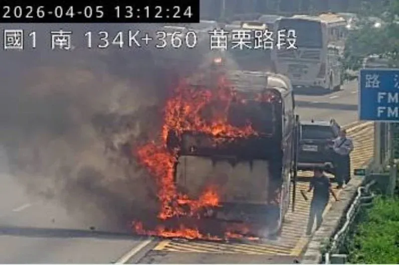 國光客運國道1號突起火「9乘客急逃命」　一度回堵6公里's story cover image