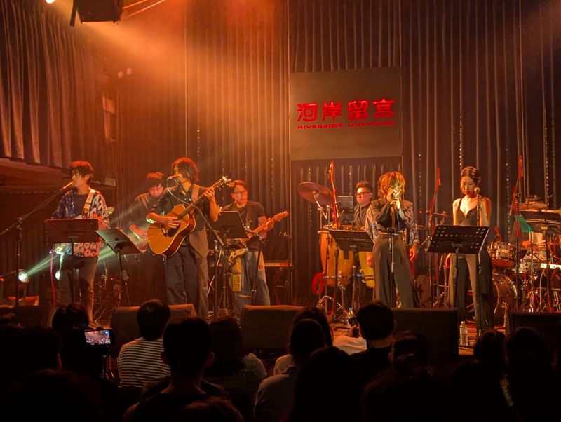 台灣音樂人舉辦Beyond紀念演唱會追憶黃家駒　五人時期的團員劉志遠全程參與演出！樂迷驚喜's story cover image