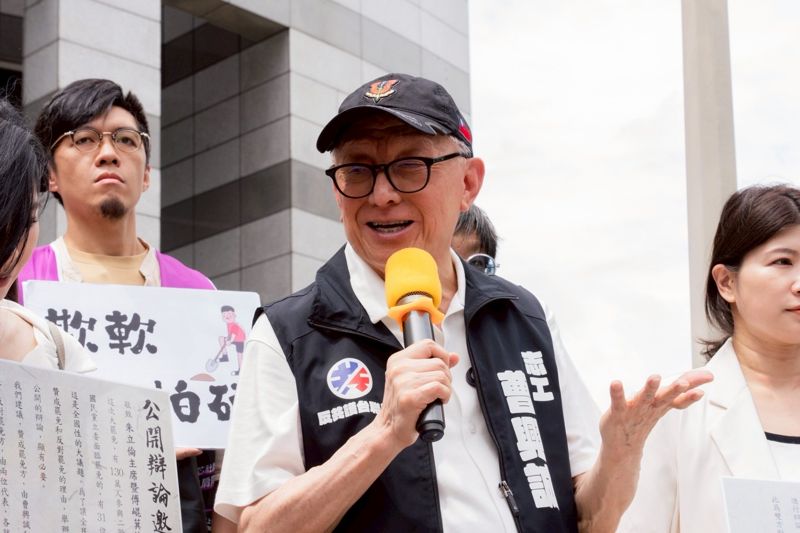 曹興誠憂年輕人「抗共保台意識薄弱」　點名民進黨：為何不禁抖音、小紅書's story cover image