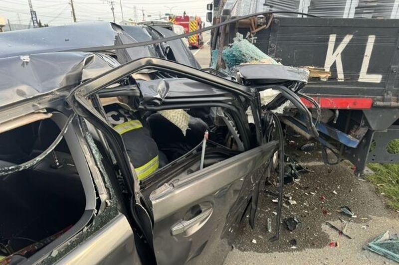 車頭全毀畫面曝光！台中龍井轎車追撞大貨車　2人送醫搶命's story cover image