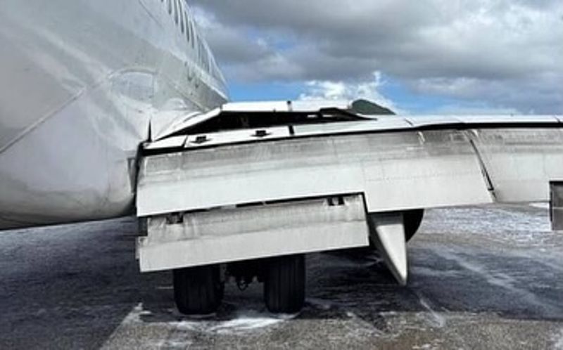 有片／西捷航空降落「世界最危險機場」　右主起落架塌陷！乘客緊急疏散's OG Image