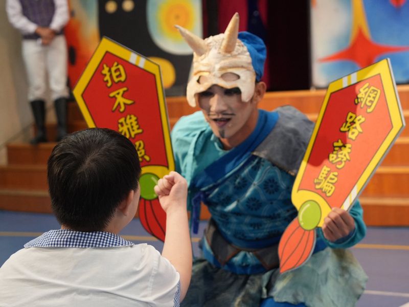 紙風車反毒工程14年破70萬人參與　網路誘騙、詐騙車手入戲直擊校園危機's story cover image