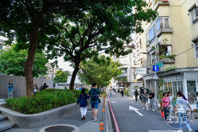 快訊／新光三越南西店1男墜樓身亡　一聲巨響嚇壞附近用餐民眾's story cover image