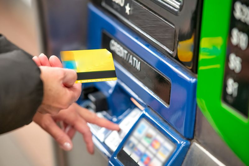 五金行老闆誤信投資群組！8次面交噴光4835萬　法院判車手全額賠償's story cover image