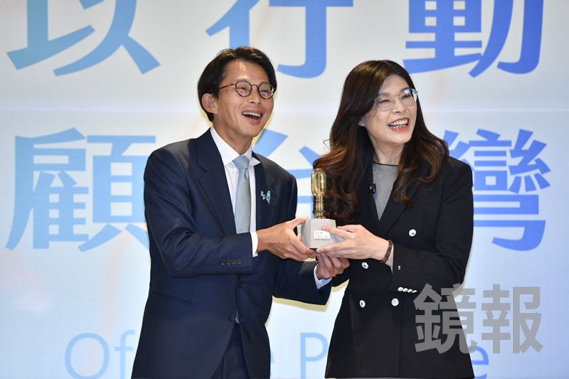 贈禮被民進黨酸「職業關燈手」　黃國昌：我在賴清德眼中是必須剔除的雜質's story cover image