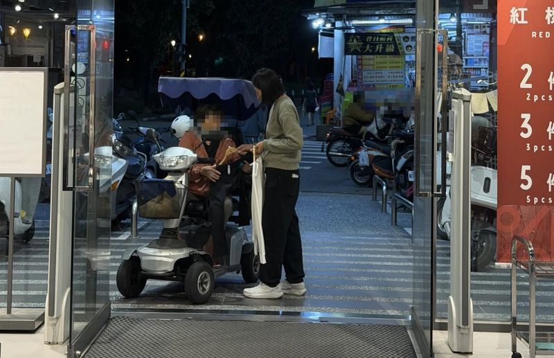 NET店員協助行動不便嬤！她曬溫暖畫面　20萬網友感動讚爆