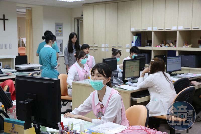 春酒告知「妹子穿得少、主任會開心」挨轟　醫院主辦人嗆護理師長不大's story cover image