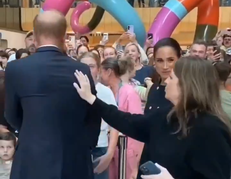 女幕僚輕拍哈利王子肩膀「慘遭梅根狠瞪」！　6秒片曝光網嚇：眼神能殺人's story cover image