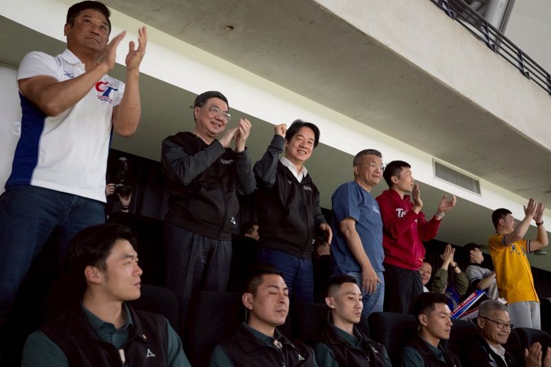 總統維安憲兵偷走「峮峮簽名球」　國安局開鍘：解除任務、依法究辦's OG Image