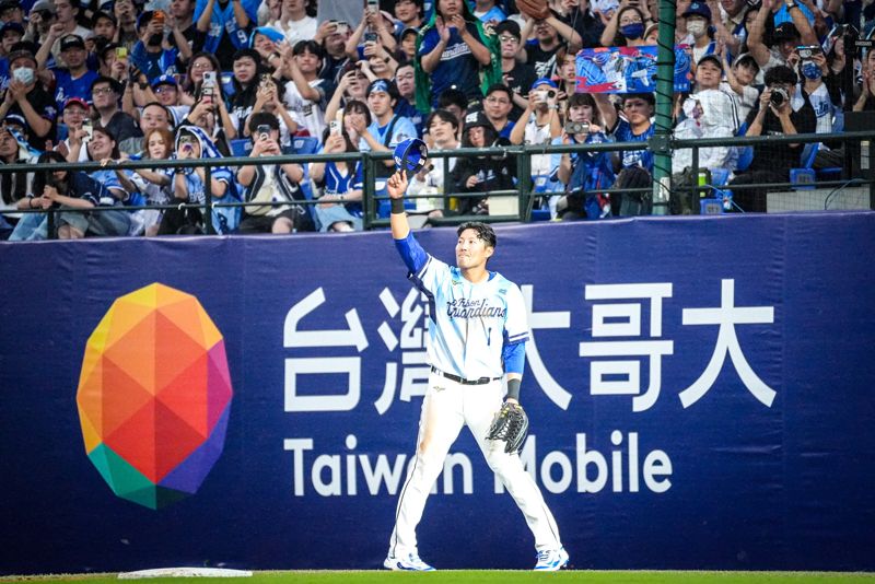 林哲瑄引退賽首棒敲首安、跑回富邦第一分　蝦池開張輕鬆接殺光榮退場's story cover image