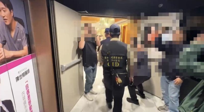 醫美偷拍連環爆...聖宜診所「每診間都裝鏡頭拍整床」　警查扣證物！律師：客人有簽同意書's story cover image