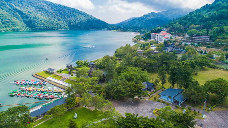 花蓮鯉魚潭天鵝船意外翻覆　1家5口出遊「8歲男童受困溺斃」's story cover image