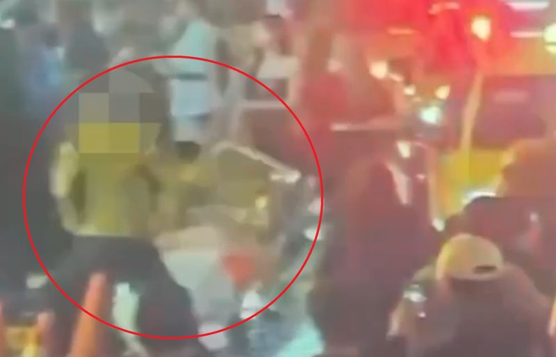 信義商圈深夜衝突！清潔婦「潑水趕酒客」反遭回收籃狠砸　27歲台男下場慘了's story cover image