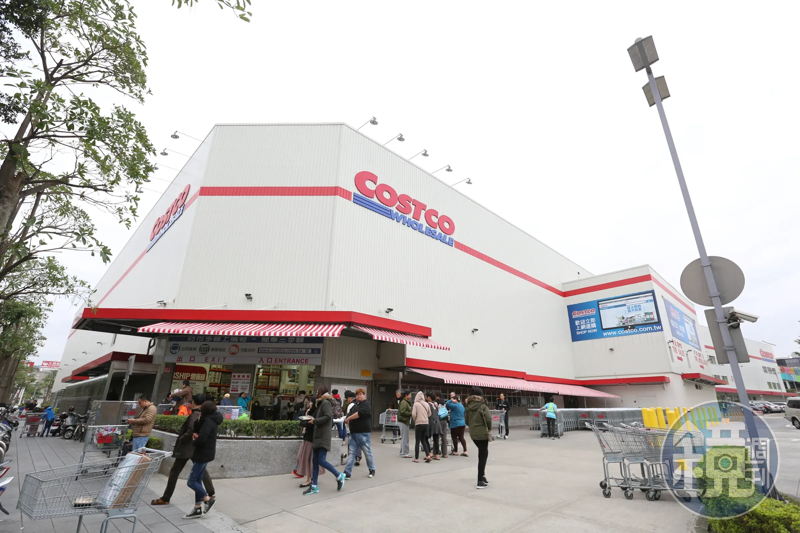 好市多出沒囂張飲料賊　7瓶2公升空瓶全灌滿！員工態度令消費者心寒