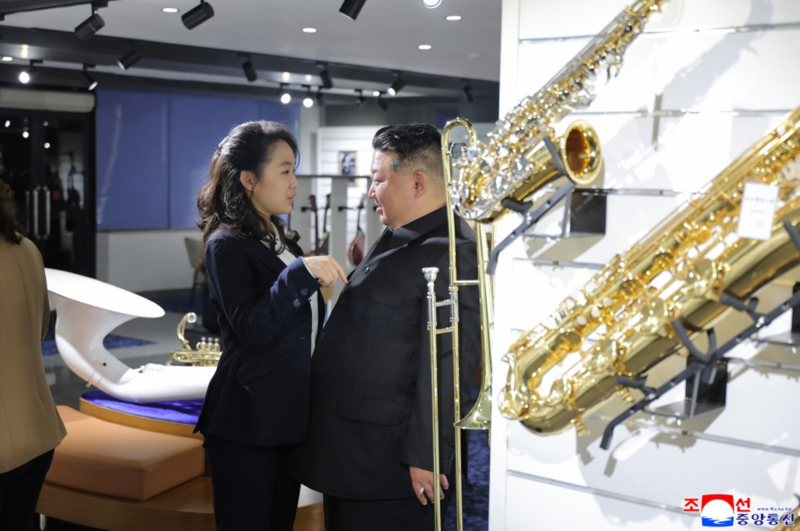 父女一起看貓！金主愛「戳胸」金正恩照片曝　第一夫人又被晾一旁