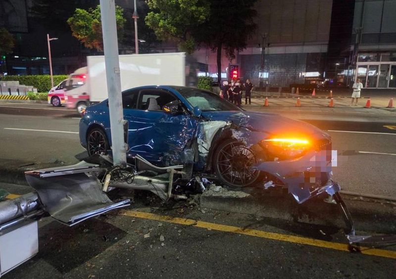 全球限量250輛BMW撞成廢鐵！　23歲車主借友試駕崩潰：有錢也買不到's story cover image