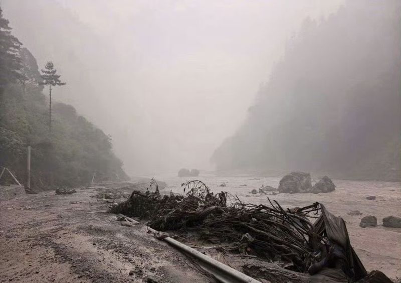 睡過頭竟保命！西藏土石流大水直逼　她一路「倒車3公里」驚險逃生