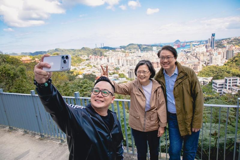 童子瑋揪爬山！蔡英文虧年紀才39歲「喘到不行！」　網笑瘋：超可愛's OG Image