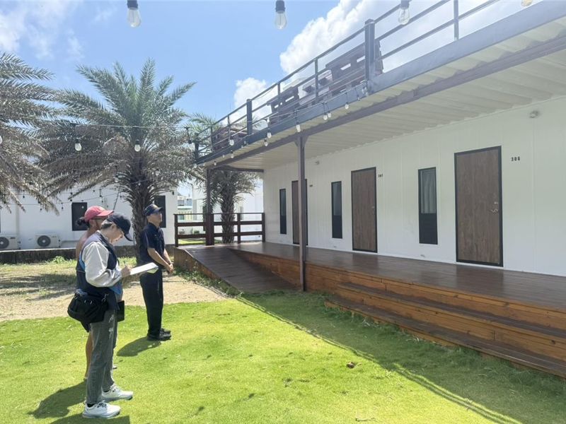 綠島民宿爆偷拍！女子洗澡驚見「窗縫手機」崩潰痛哭　業者被起底：違法違建3年罰3次's story cover image