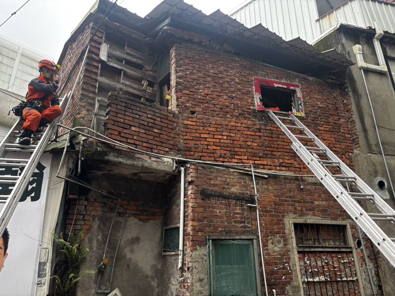 豪雨又地震！土城紅磚老宅屋頂坍塌　40歲男慘遭瓦片「壓腿受困」's story cover image