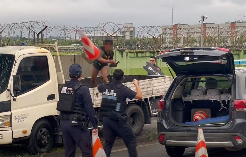 泰離譜！移工為「2根熱狗」搶超商釀7傷　遭圍捕狂奔2.7公里跳上車與警對峙's story cover image